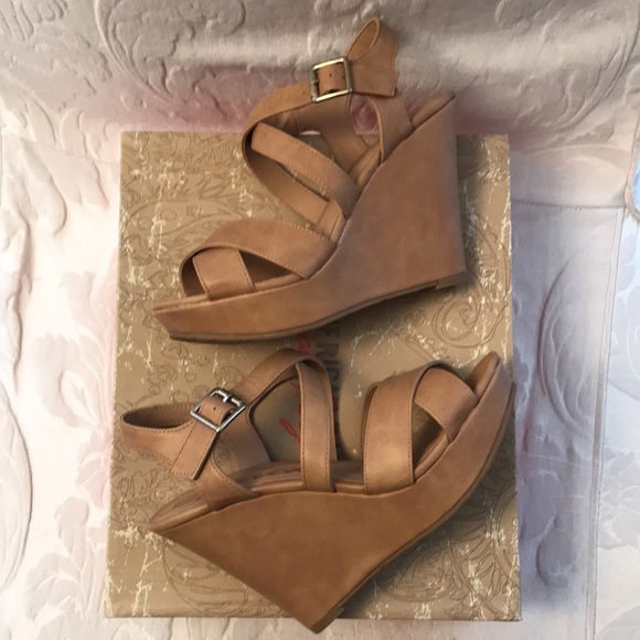 American Rag Tan Sandal Wedges size 5.5 with Strappy Design & Silver Hardware - Picture 8 of 12